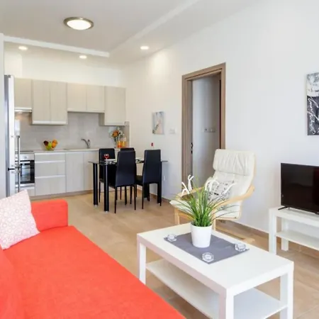 Green Bay Apartment *